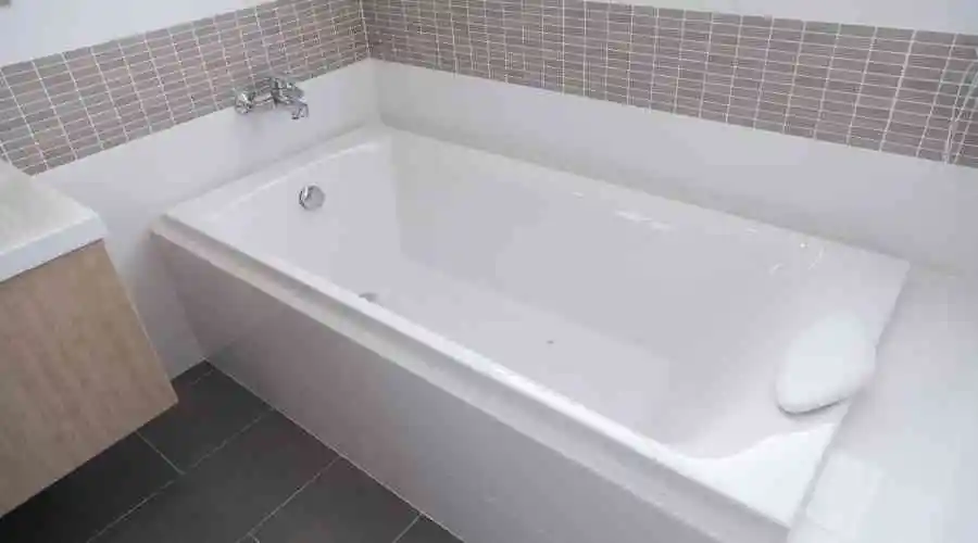 Considering a Bathtub Reglazing? Here Are Some Reasons to Do It